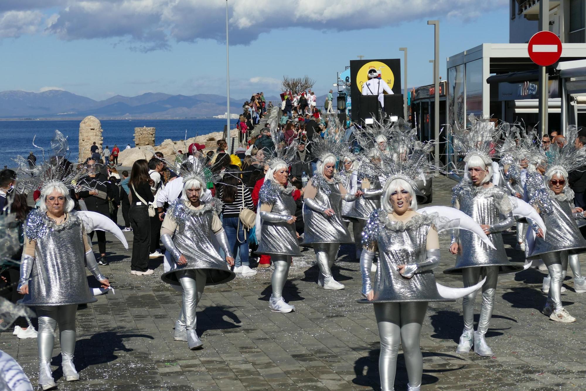 L'Escala s'acoloreix amb la rua de carnaval