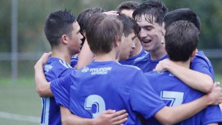 Los futbolistas del Oviedo, celebrando uno de sus goles ayer.