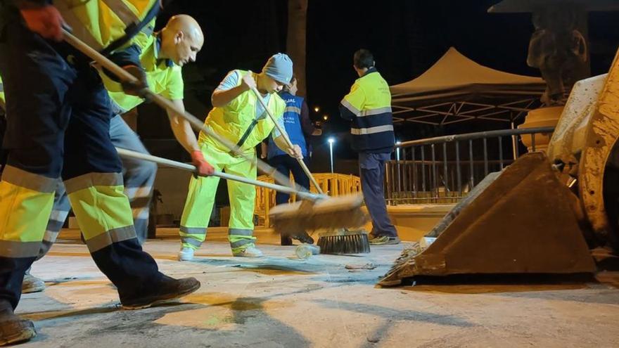 Operarios de los servicios públicos en las labores de limpieza.