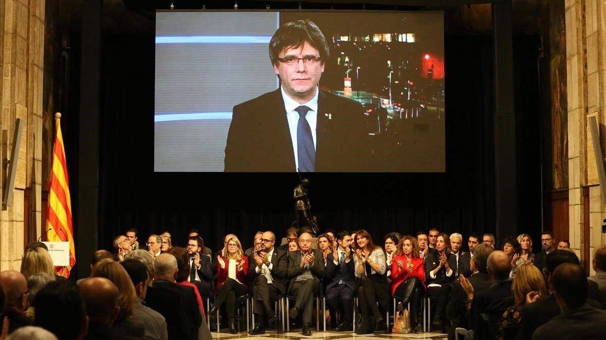 Carles Puigdemont interviene a través de videoconferencia en el acto de presentación del Consell per la República, en el Palau de la Generalitat.