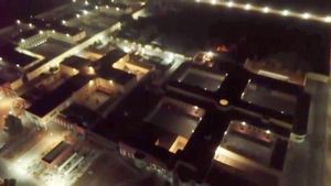 Alarma por los vuelos de drones cargados de drogas y móviles que llegan a las cárceles