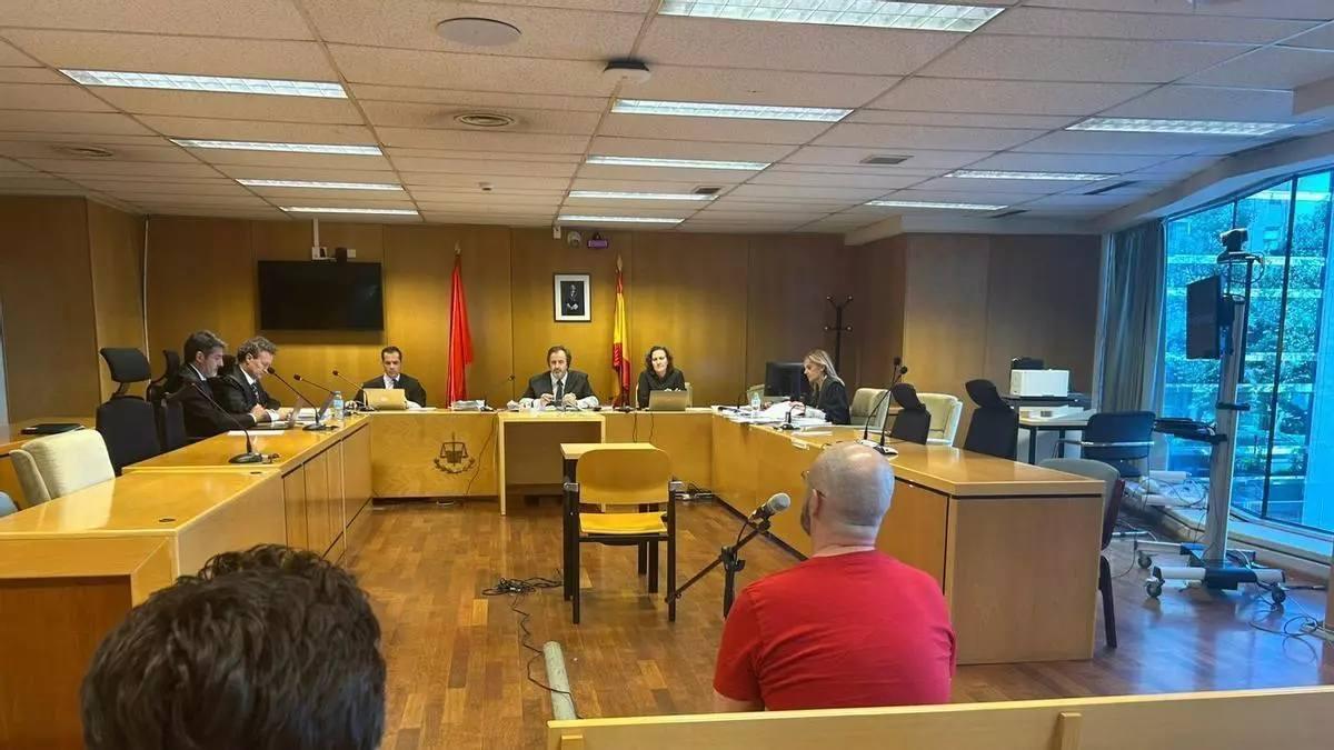 L'acusat d'atacar la seva companya de pis, durant el judici contra ell