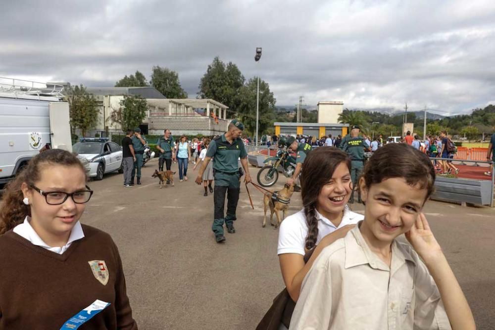 Exhibición de la Guardia Civil ante escolares en Inca