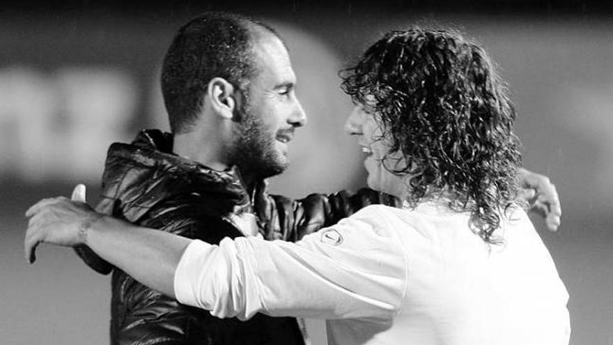 Guardiola y Puyol bromean durante un entrenamiento del Barcelona.