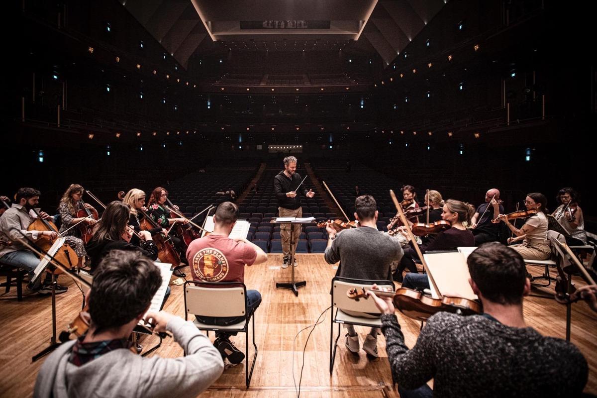 ADDA Simfónica durante uno de los ensayos en el auditorio The Symphony Hall de Osaka, en la gira japonesa que concluyó el pasado mes.