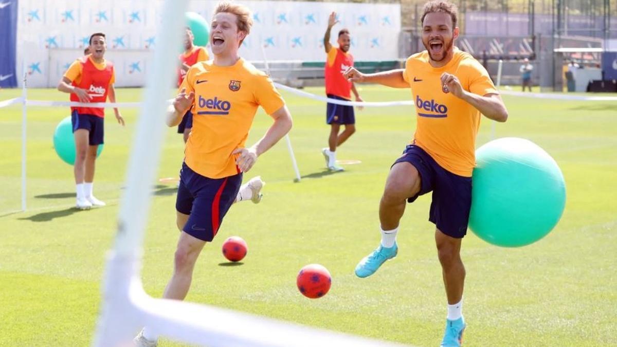 Frenkie de Jong y Martin Braithwaite acaban con éxito un reto.