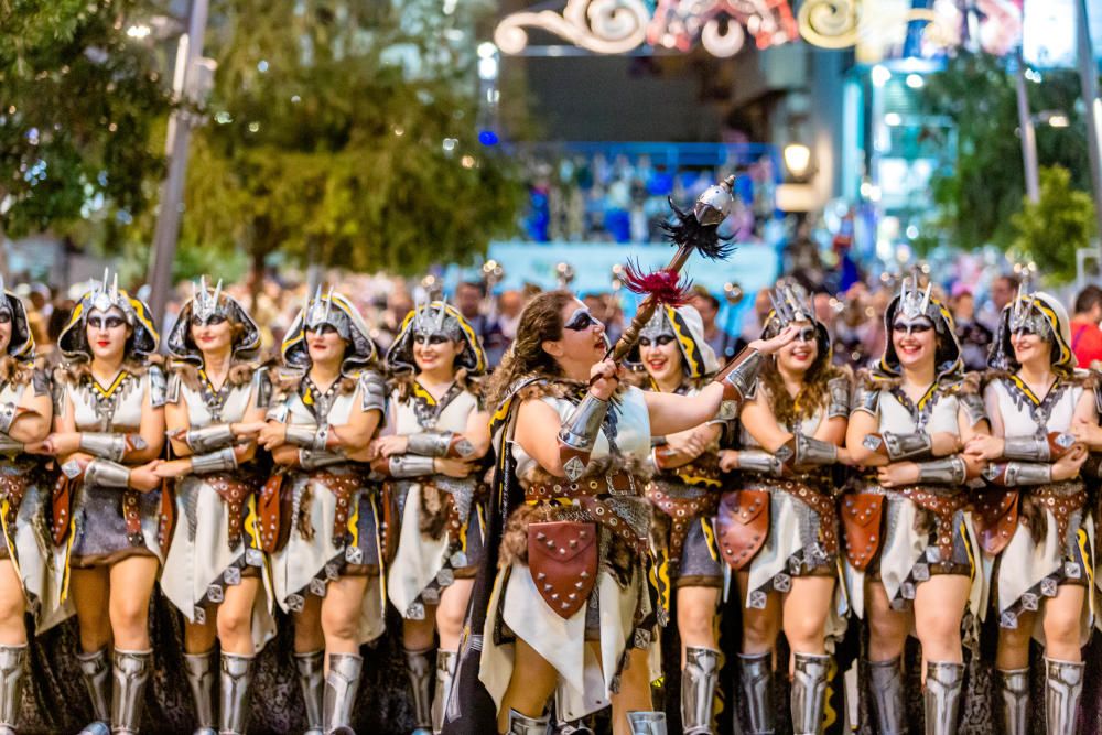 Los Moros y Cristianos hacen suyas las calles de Benidorm.