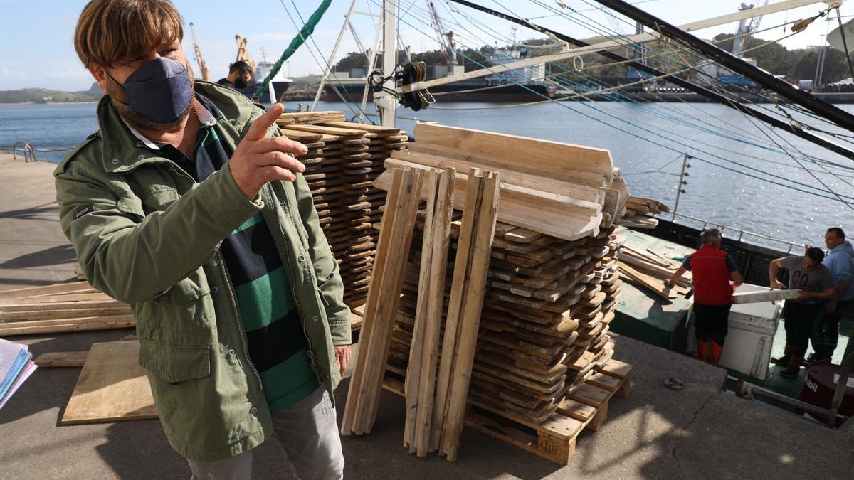 Fidel Álvarez Garaot, el pasado mayo, preparando el barco para el bonito.