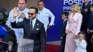 "Firmes por la patria". Con un saludo militar, Abelardo de la Espriella toma posesión como nuevo presidente de Colombia