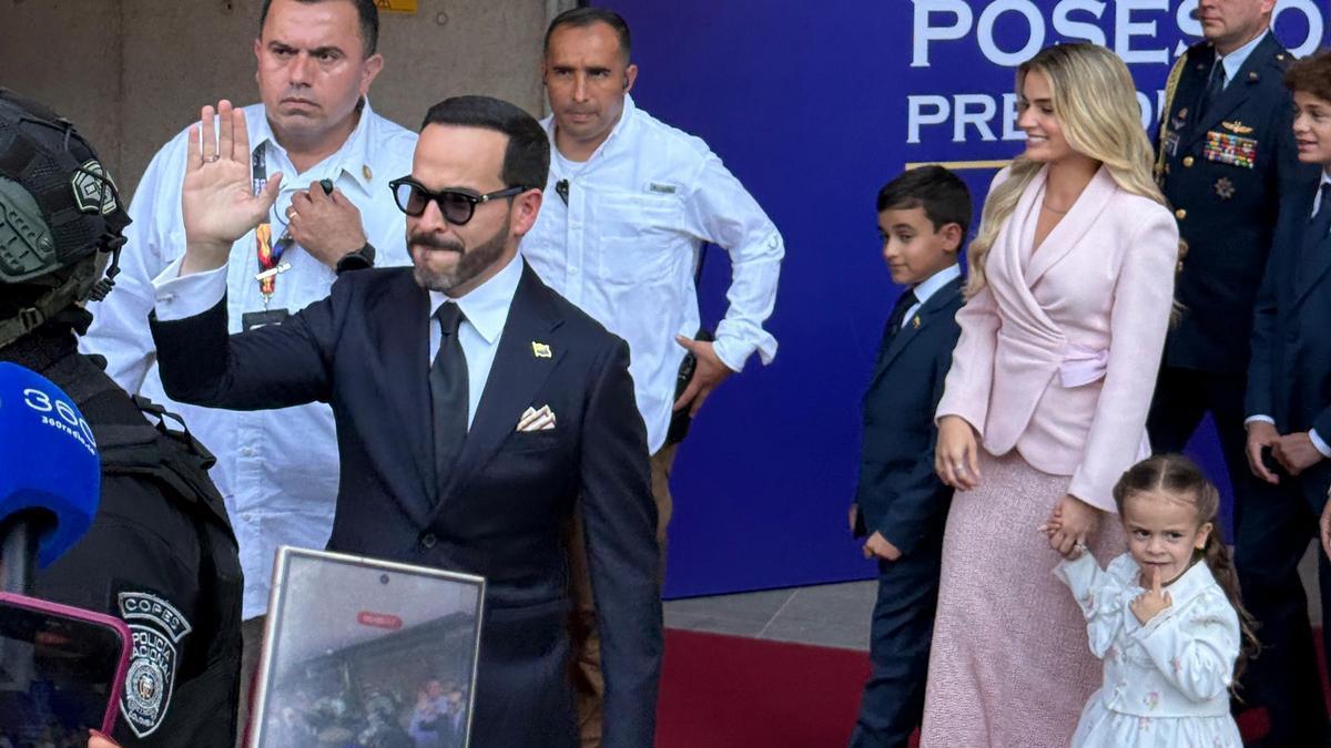 «Firmes por la patria». Con un saludo militar, Abelardo de la Espriella toma posesión como nuevo presidente de Colombia