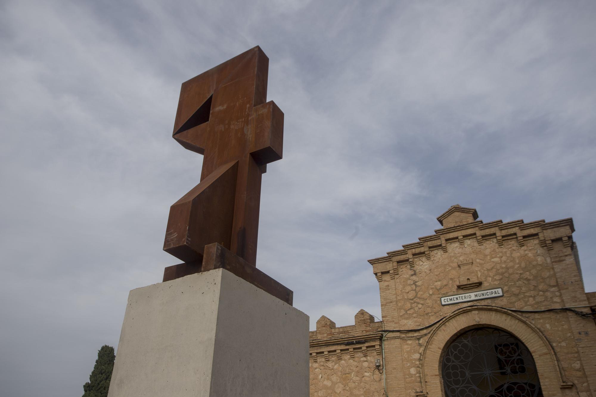 Paterna erige una escultura al enterrador que ayudó a identificar a cientos de fusilados por el franquismo, Leoncio Badía