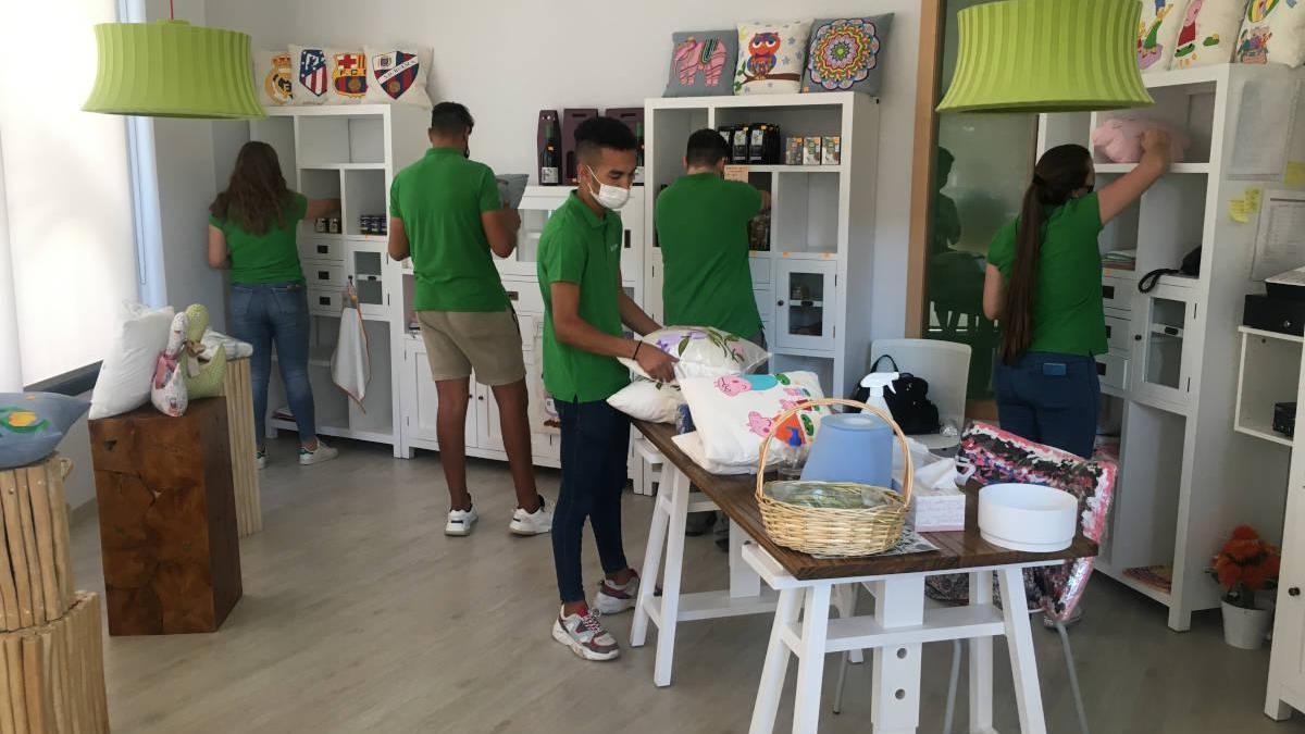 Cruz Blanca reabre su tienda solidaria en Huesca