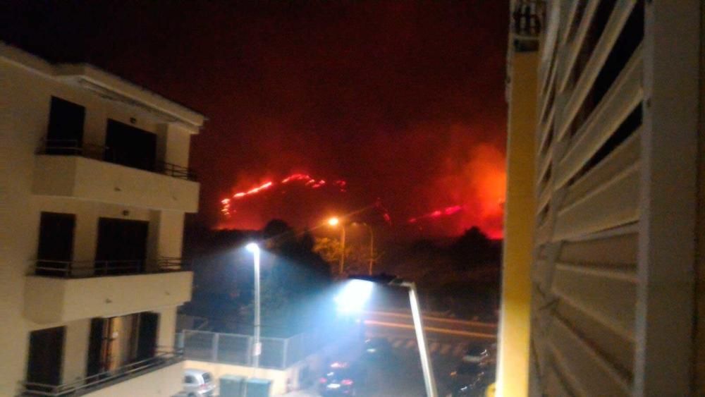 Un gran incendio forestal causa alarma en el Port de Pollença (Mallorca)