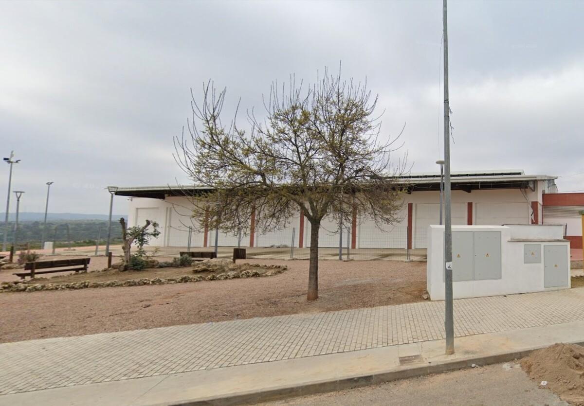 La caseta municipal de Adamuz, donde fueron trasladados los supervivientes del accidentes de trenes ocurrido el domingo.