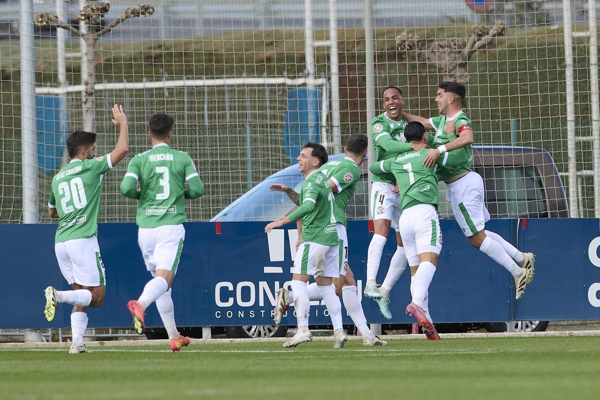 El Zamora CF celebra el gol de Athuman en Tajonar.
