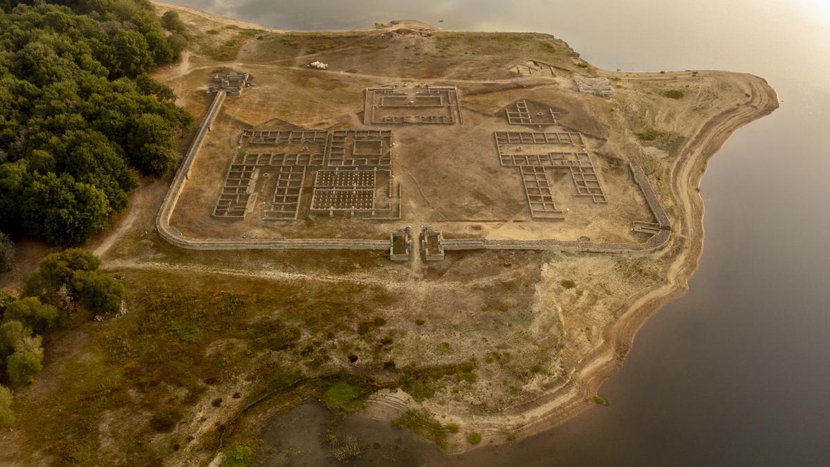 Vista aérea del campamento romano y la mansión viaria de Aquis Querquennis situado en el embalse de As Conchas, en Bande.