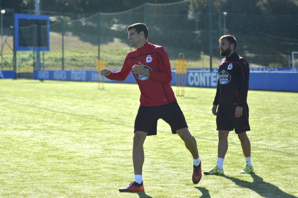 Natxo González programó una sesión con circuito físico, ejercicios tácticos y acciones a balón parado en el penúltimo entrenamiento antes de recibir al Elche en Riazor.