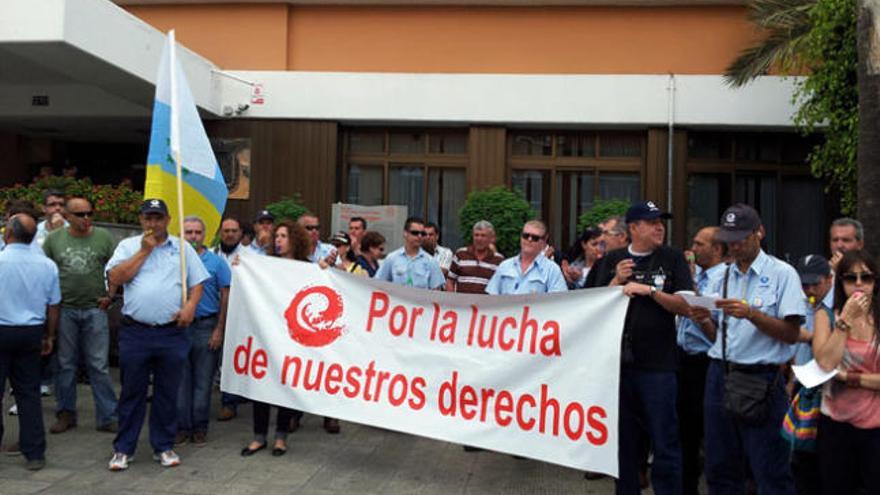 Los trabajadores de Emalsa, durante la concentración que hicieron ayer ante el Ayuntamiento. la provincia /dlp