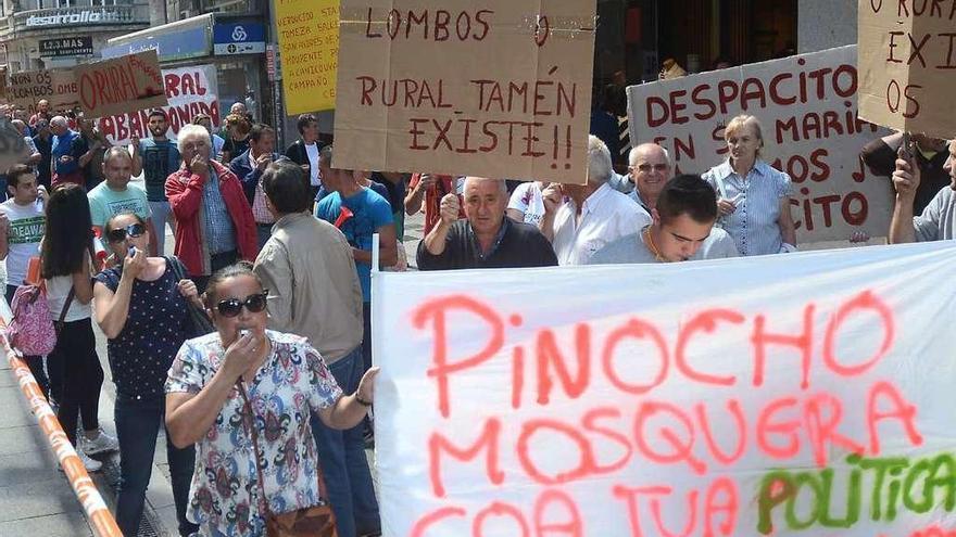 Asistentes a la manifestación del pasado sábado contra la proliferación de pasos sobreelevados. // R. V.