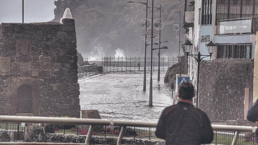 La avenida marítima de Garachico durante un temporal de diciembre de 2019.