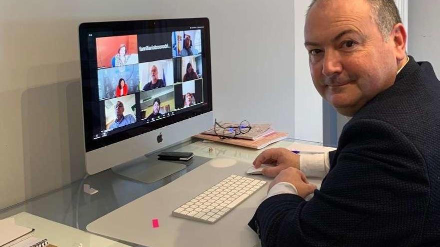 El alcalde de Culleredo, José Ramón Rioboo, en una videollamada, durante el confinamiento.