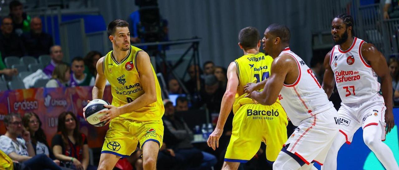 Brussino, con el balón, durante el partido de Copa ante el Valencia Basket, el pasado jueves en Málaga.