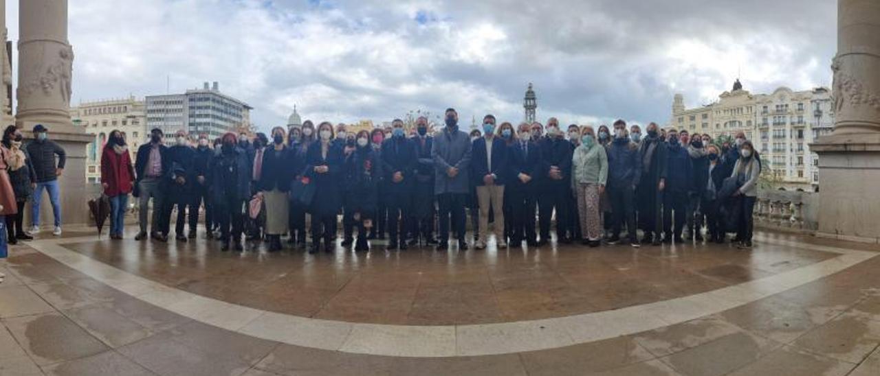 Els participants de la reunió es van fer una foto de grup al balcó municipal. | NOM FOTÒGRAF