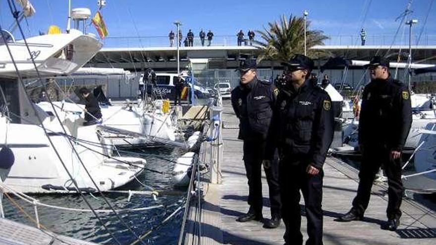 La policía detiene a 19 personas en controles en puertos y aeropuertos