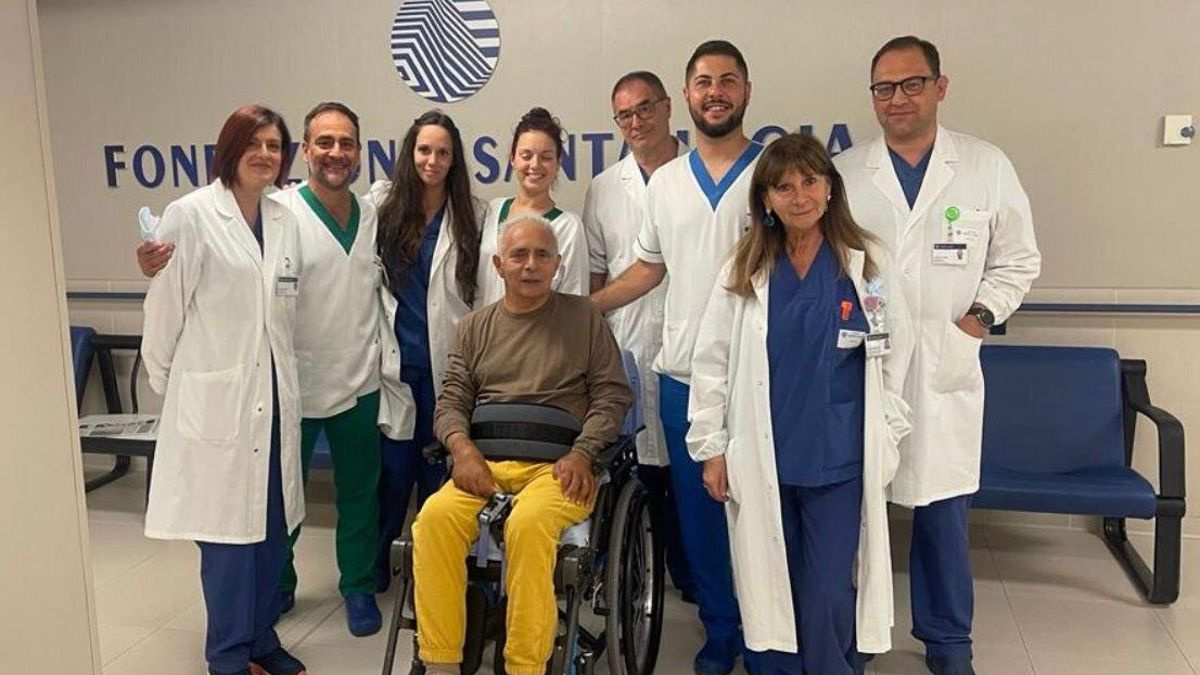Hanif Kureishi con el equipo del hospital romano Santa Lucia IRCCS que le cuidó durante seis meses tras su caída.