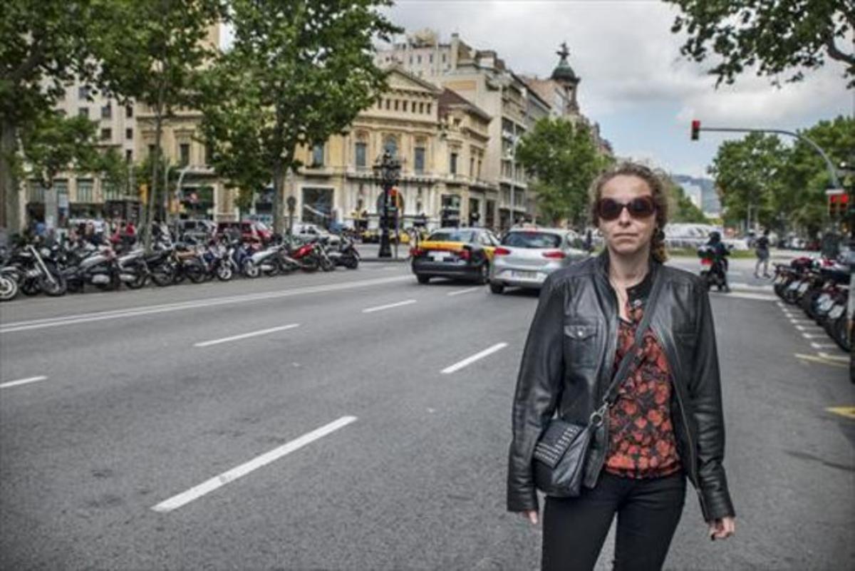 Ester Quintana, l’abril de l’any passat, al passeig de Gràcia, on va resultar ferida per una pilota de goma.