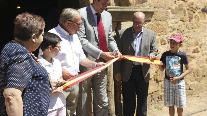 Alberto Castro corta la cinta de la inauguración.