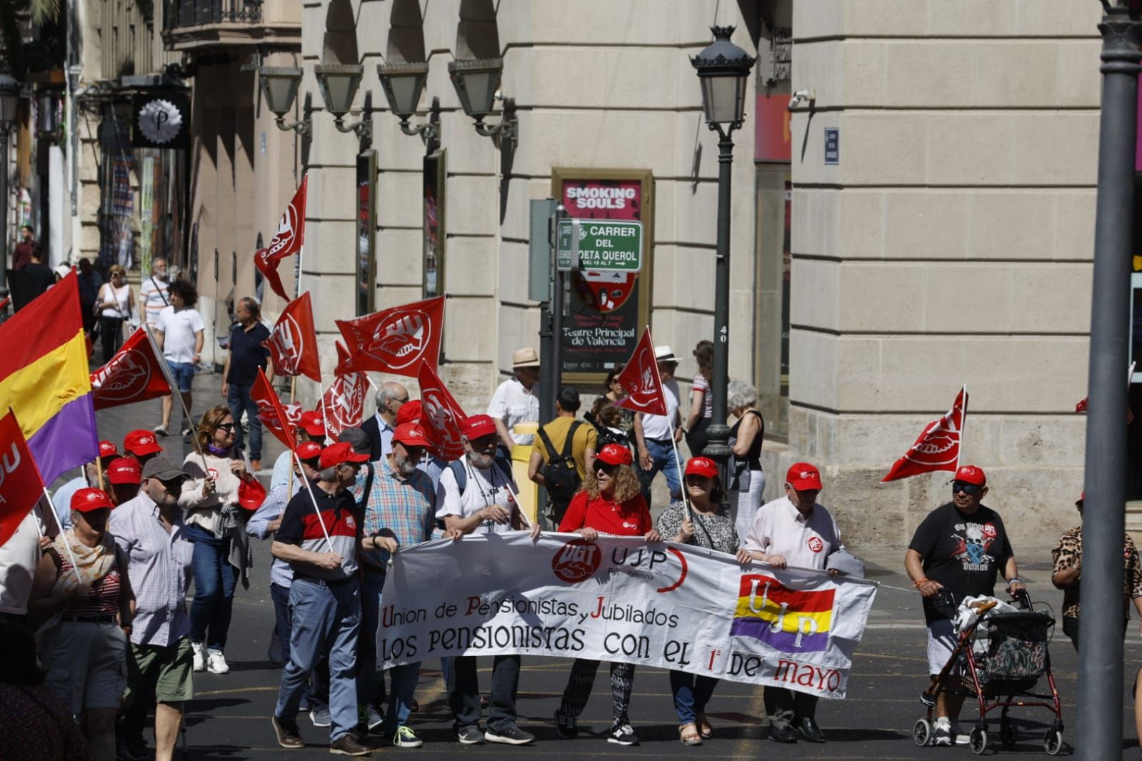 Miles de trabajadores festejan el Primero de Mayo en València