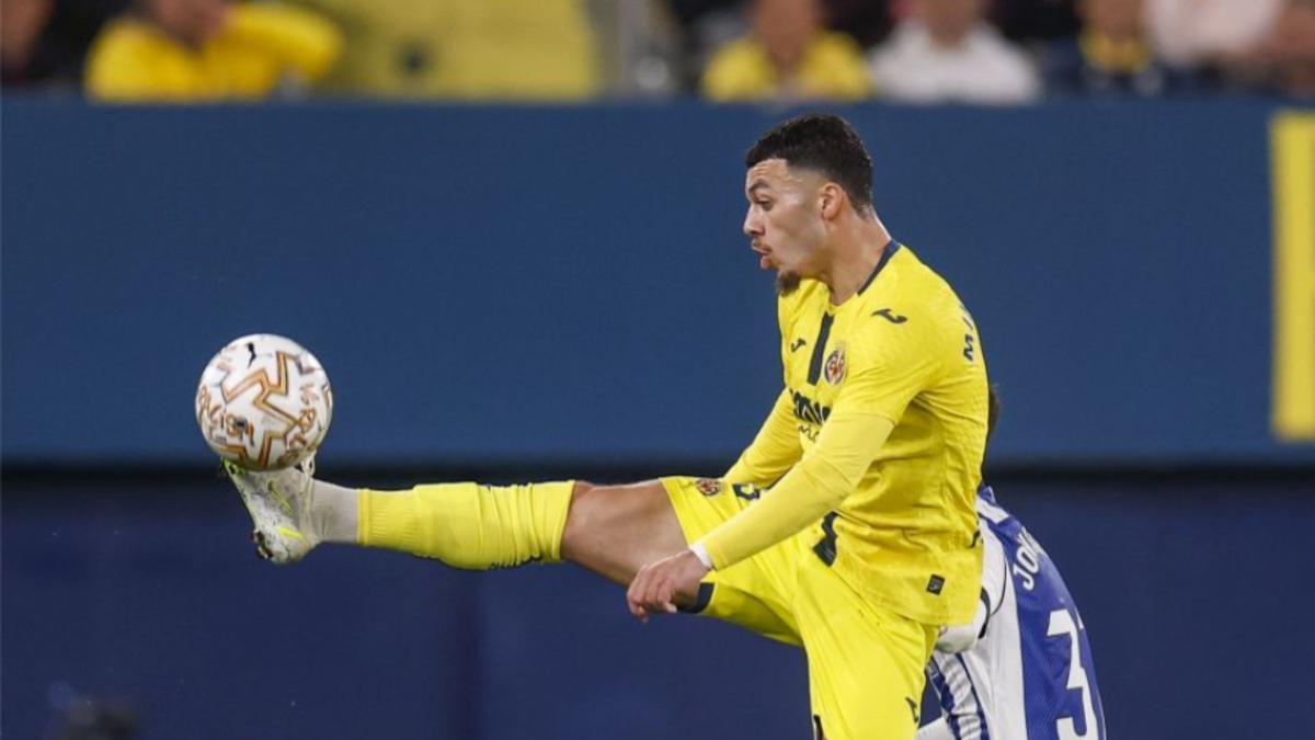 Mikautadze controlando un balón ante la Real Sociedad