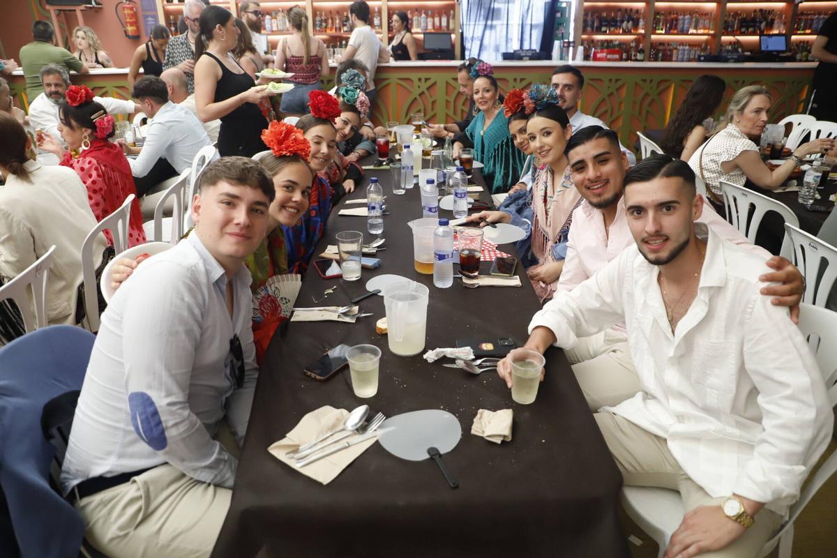 Grupos de amigos, pero sobre todo de familiares, se reúnen en las casetas