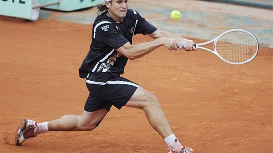 David Ferrer intenta devolver una bola, durante su partido de ayer ante Monfils.