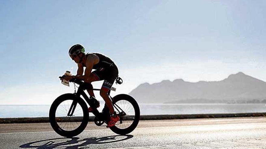 Un participante en el tramo de ciclismo de la edición del 2017 del Ironman.70.3 Mallorca.