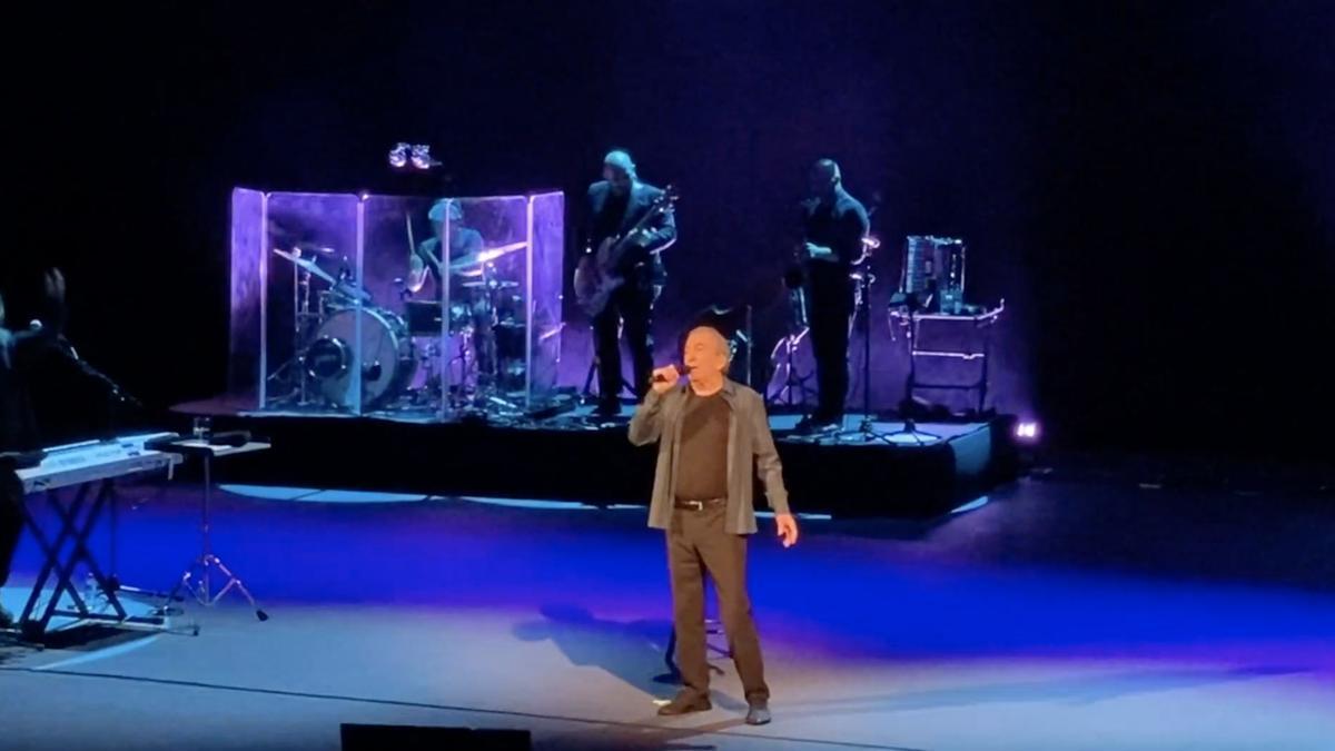 José Luis Perales, en un momento del concierto que ofreció en el Auditòrium de Palma