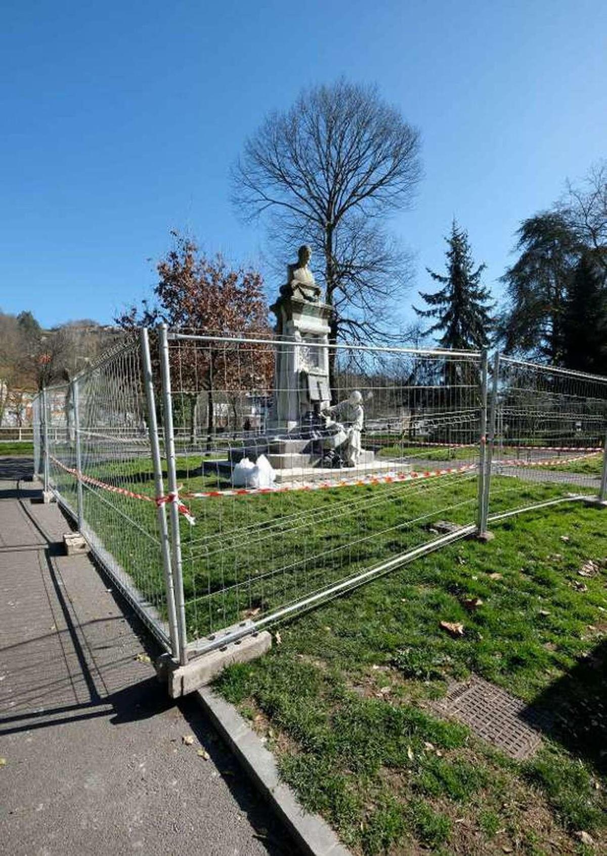 La escultura de "La carbonera", con vallas alrededor.