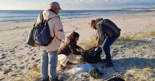 La Xunta moviliza a Tragsa para limpiar la marea plástica que se expande por la costa