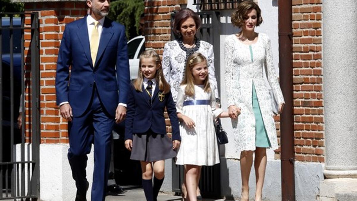 Los Reyes con Leonor, de uniforme, la infanta Sofía y, detrás, la reina Sofía, al llegar a la parroquia donde hoy recibe la comunión.