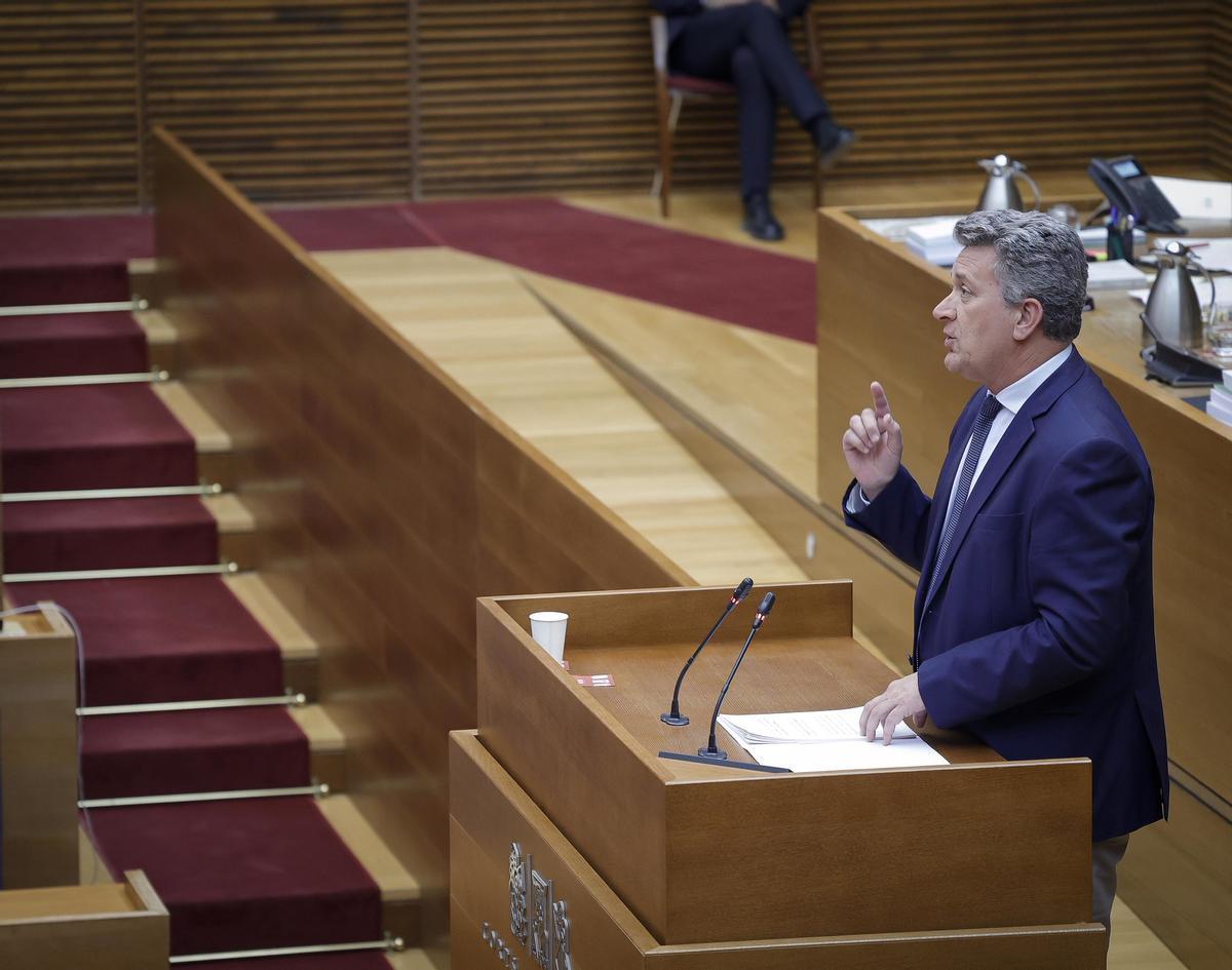 El conseller Vicente Martínez Mus interviene este jueves en el pleno de las Corts.