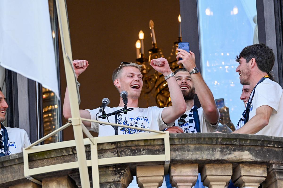 Varios aficionados de la Real Sociedad durante la celebración del equipo por la victoria en la Copa del Rey Varios aficionados de la Real Sociedad durante la celebración del equipo por la victoria en la Copa del Rey