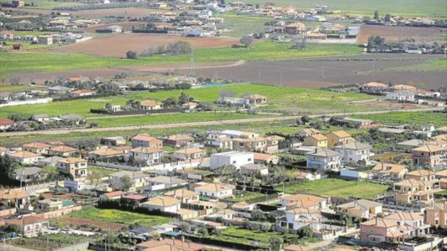 Los vecinos exigen agua y luz ya para las casas ilegales con infraestructuras cerca