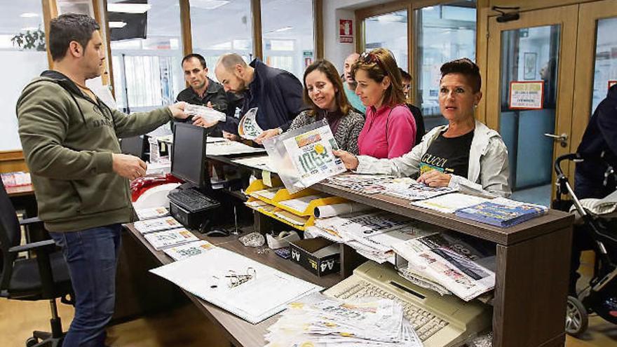 La entrega de chips y dorsales, ayer en el pabellón de Os Remedios. // Iñaki Osorio