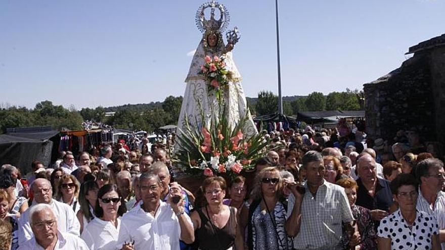 Una niña coloca su vela encendida en honor a la Virgen en el Santuario.