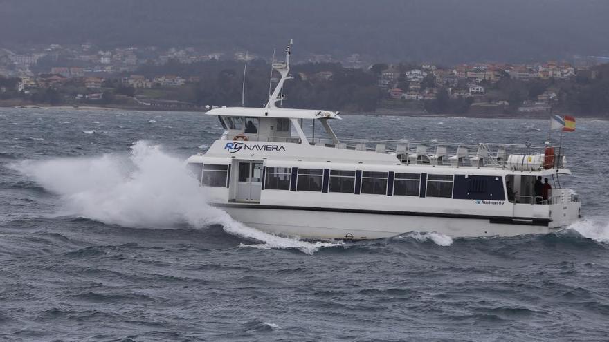 Uno de los barcos que realiza la ruta Cangas-Vigo. // Ricardo Grobas