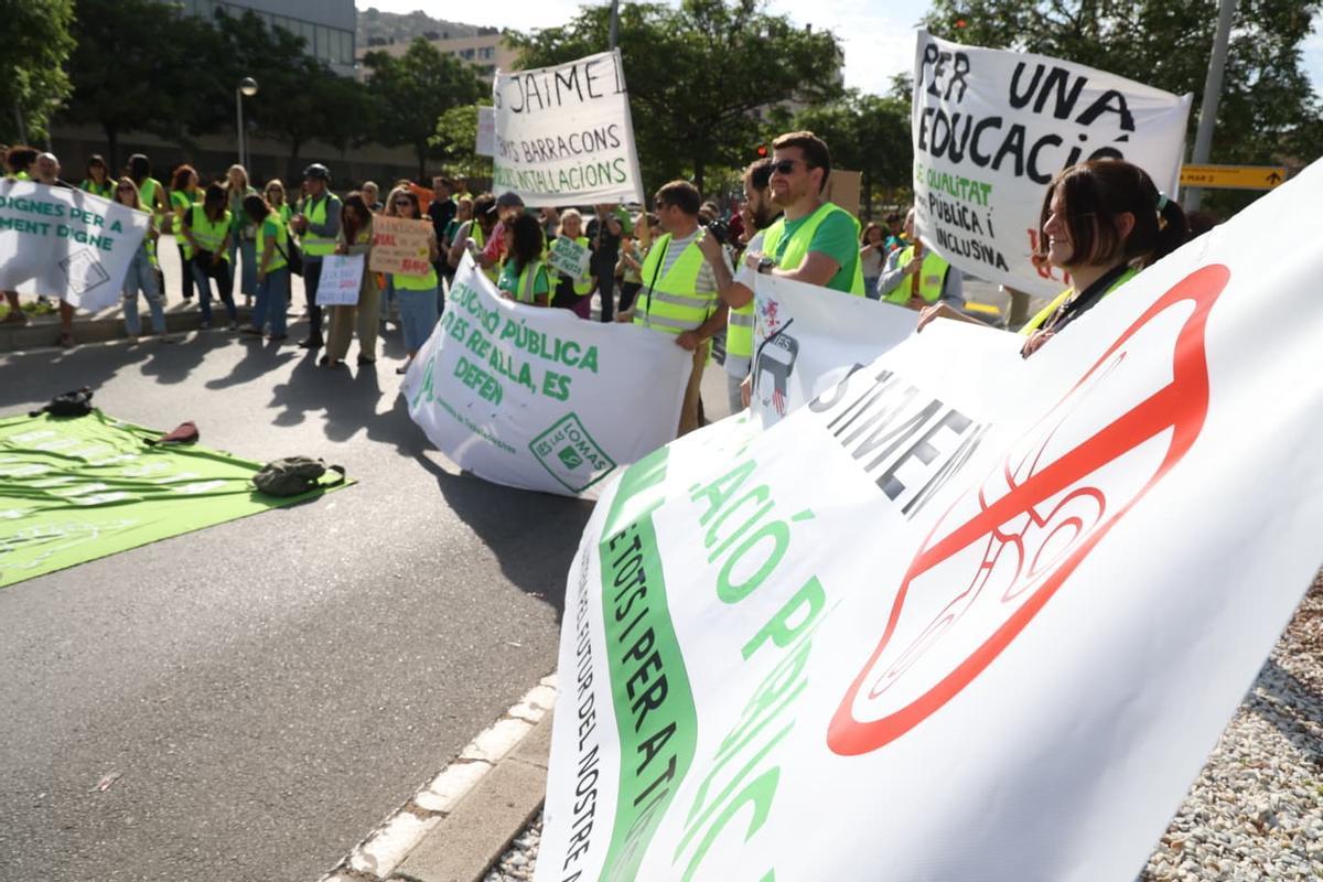Huelga de docentes en Alicante: la manifestación llega a la Avenida de Dénia