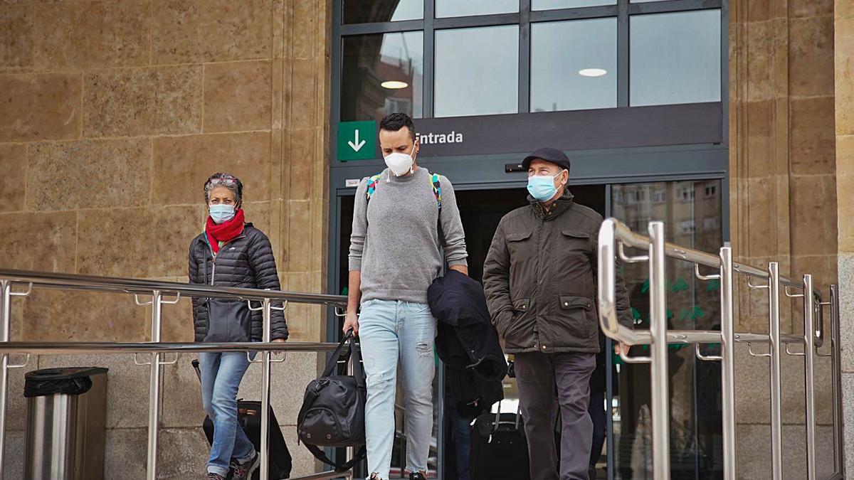 Viajeros en la estación de tren de Zamora, el pasado 23 de diciembre. | José Luis Fernández