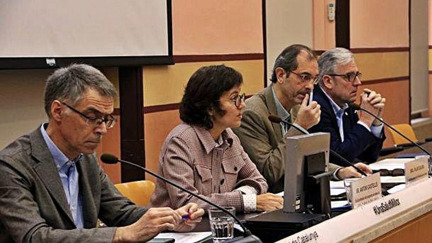 La directora general de Planificació en Salut, Pilar Saura, amb el director mèdic del Clínic, Antoni Castells; el cap d&#039;Epidemiologia del Mar, Xavier Castells, i el president del COFB, Jordi de Dalmases.