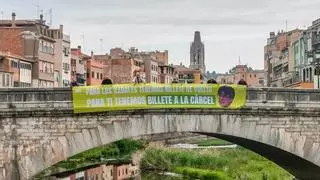 Vox desplega una pancarta al pont de Pedra de Girona en contra del retorn de Puigdemont a Catalunya